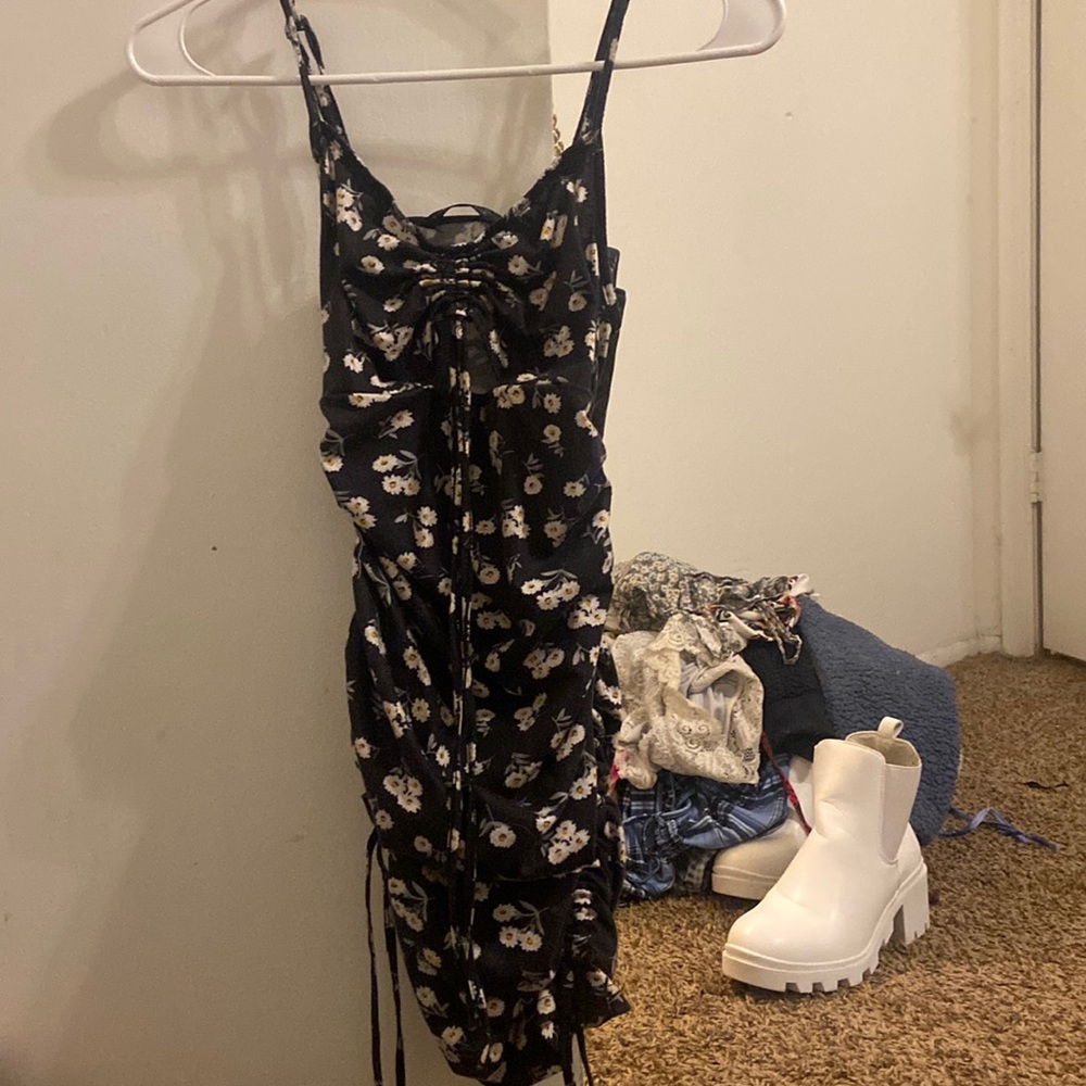 Fully adjustable black dress with flowers